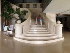 escaliers en marbre beige