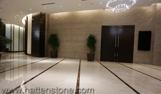 hôtel double avec sol en marbre et carrelage mural